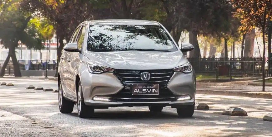 Changan Alsvin 2026 - frontal en calle